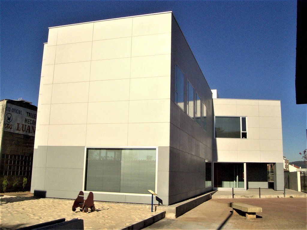 Un gran edificio blanco con un cartel que dice 