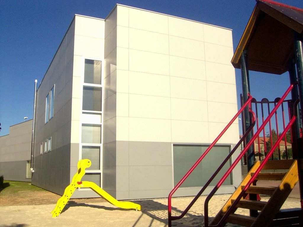Un edificio con un tobogán y escaleras en frente.