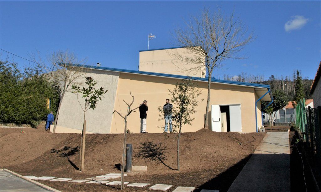 Un grupo de personas de pie frente a un edificio.