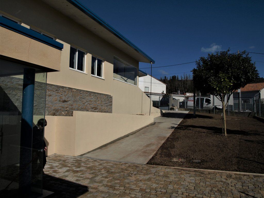 Un edificio con muchas ventanas y un techo azul.
