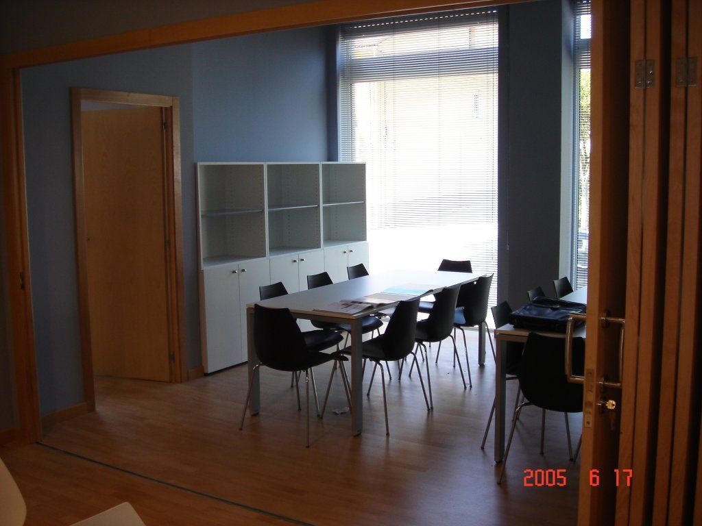 Una habitación con una mesa y sillas tomada en 2005