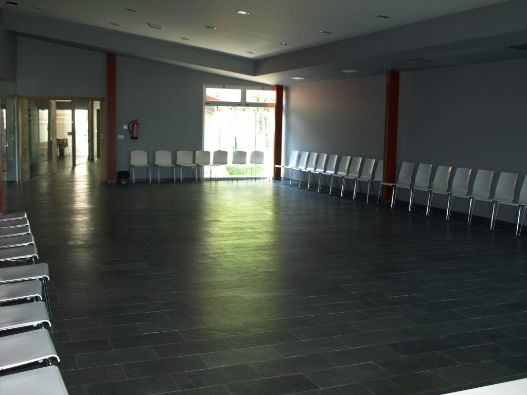 Una fila de sillas están alineadas en una habitación vacía