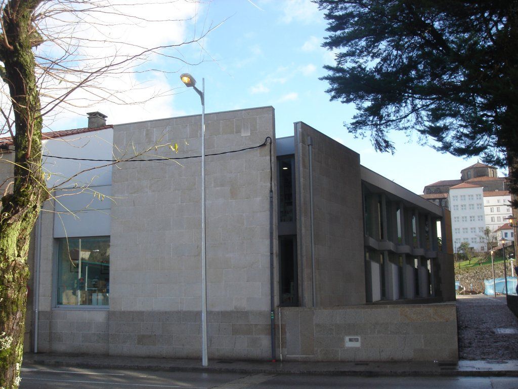 Un edificio con una farola delante