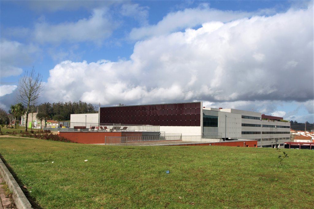 Un gran edificio está situado en medio de un campo de hierba.