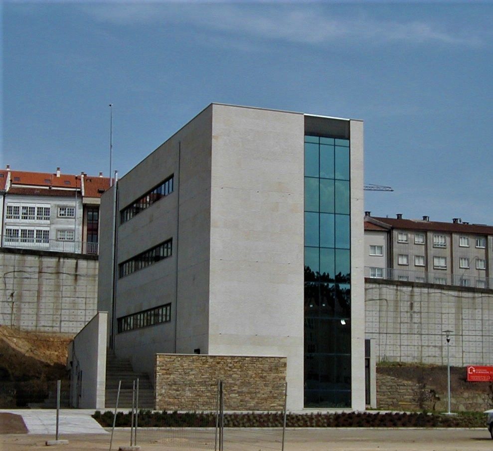 Un edificio muy alto con muchas ventanas