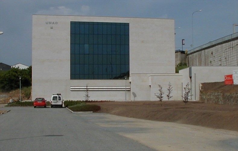 Un gran edificio blanco con muchas ventanas.