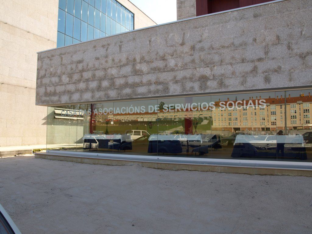 Un edificio con un cartel que dice asociación de servicios sociales