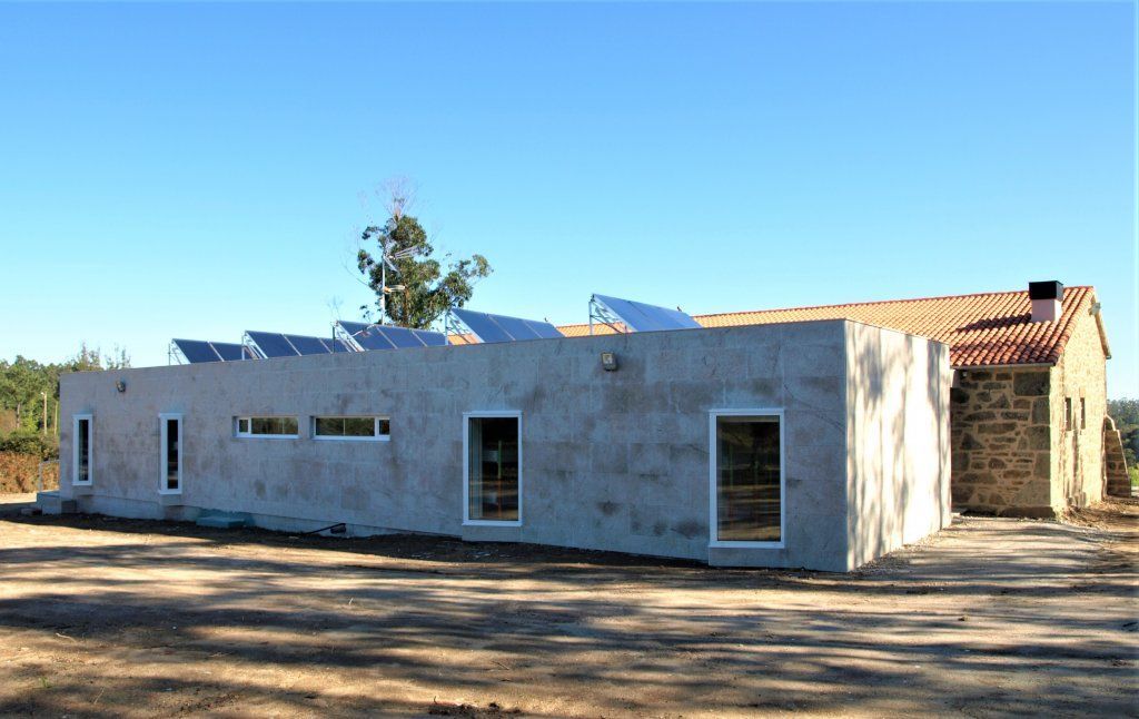Un gran edificio de ladrillo con paneles solares en el techo.