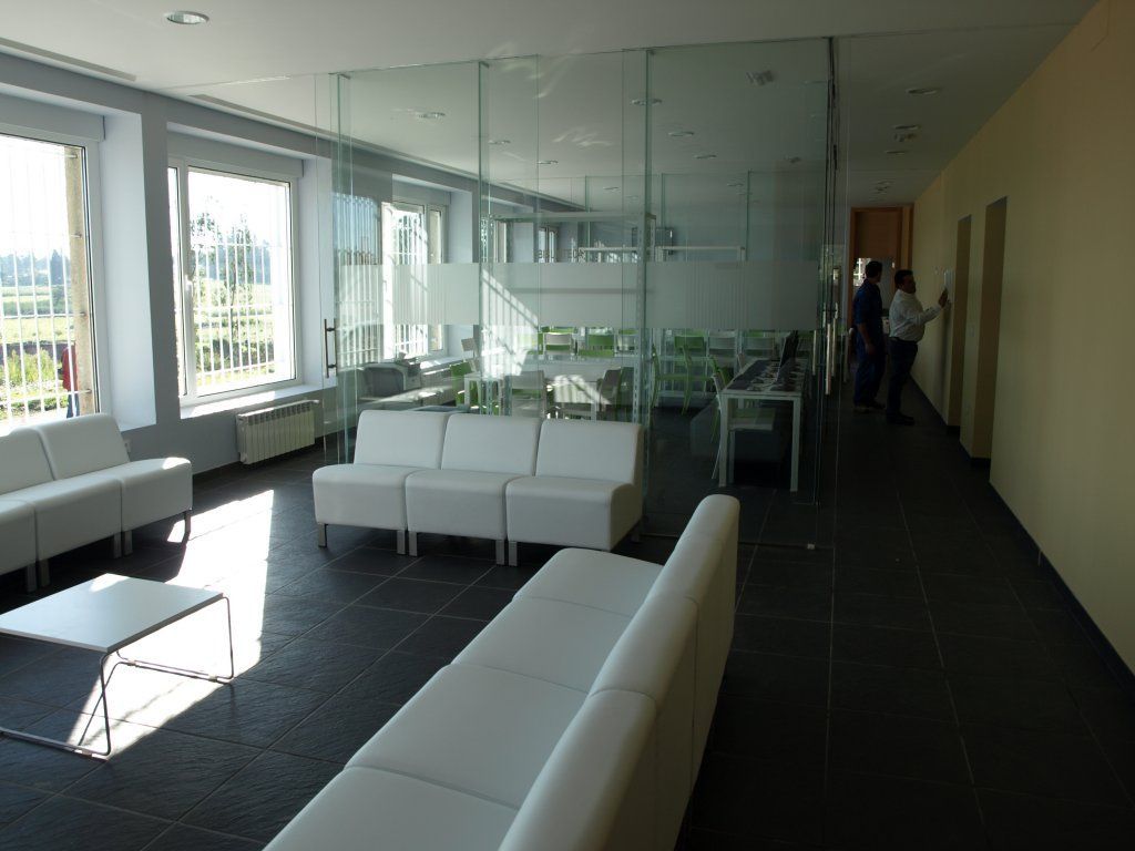 Una sala de espera con un sofá y una mesa de café