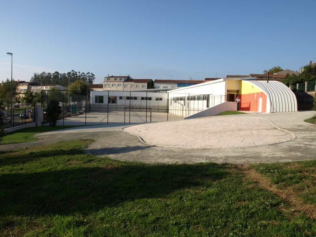 Un gran edificio con una rampa que conduce a él.