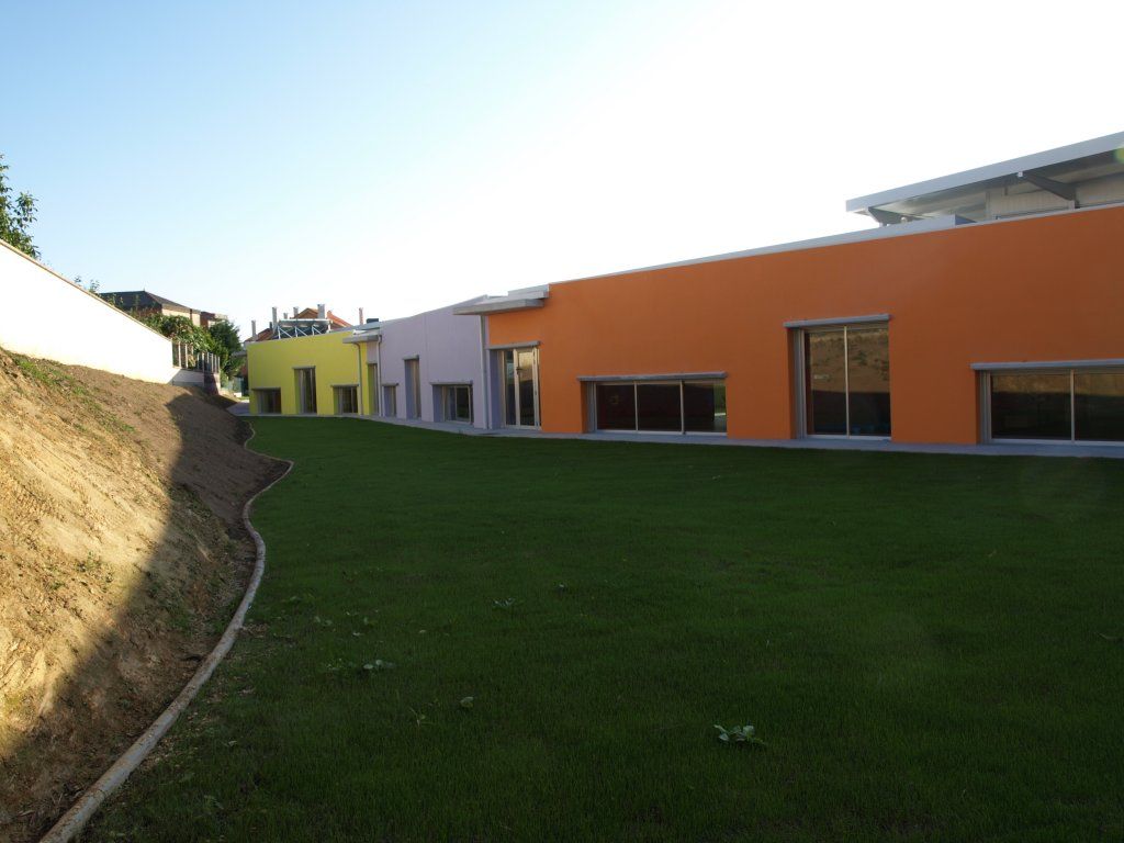 Un exuberante césped verde frente a un edificio