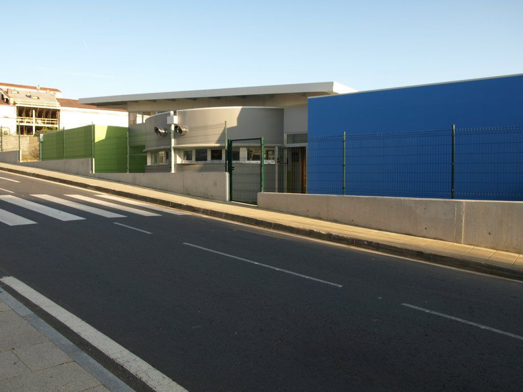 Una calle con un edificio azul al fondo