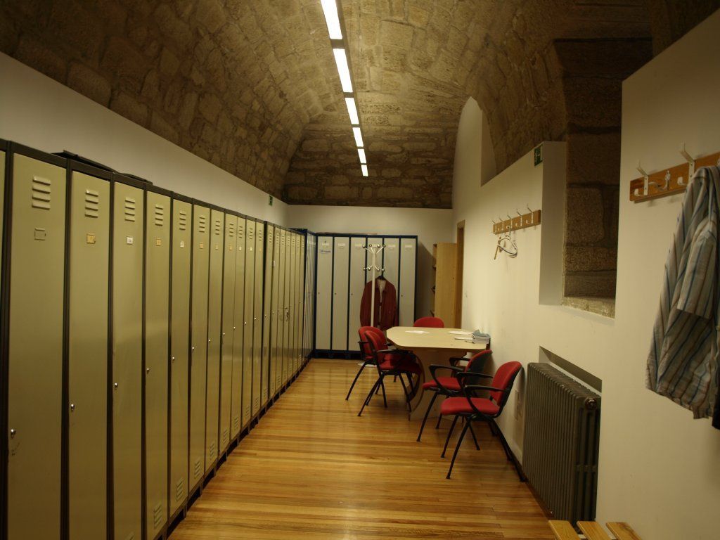 Un vestuario con una mesa y sillas dentro.