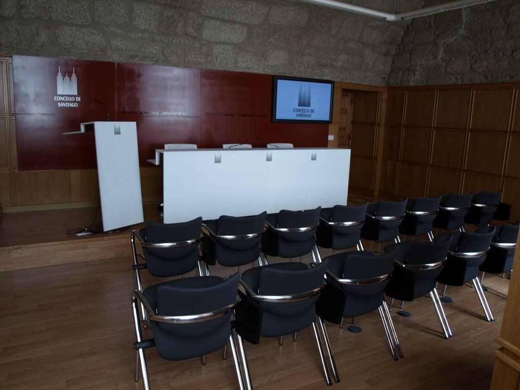 Una fila de sillas frente a un podio en una habitación