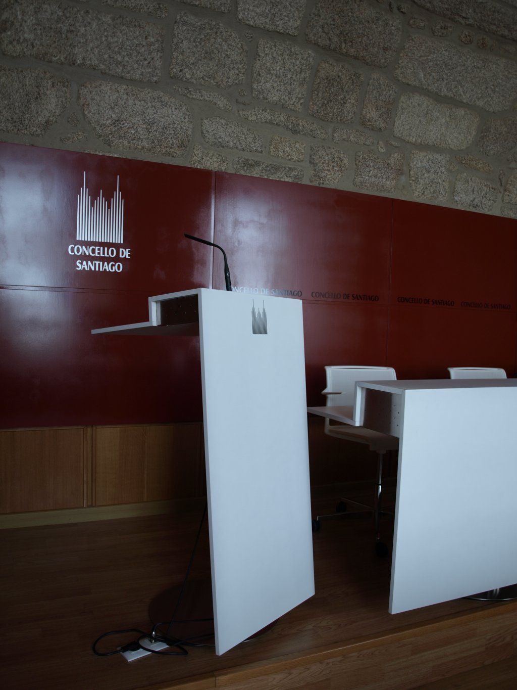 Un podio frente a una pared que dice congreso de santiago