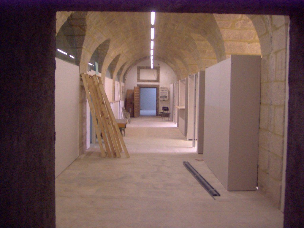 Un pasillo con una escalera en el medio.