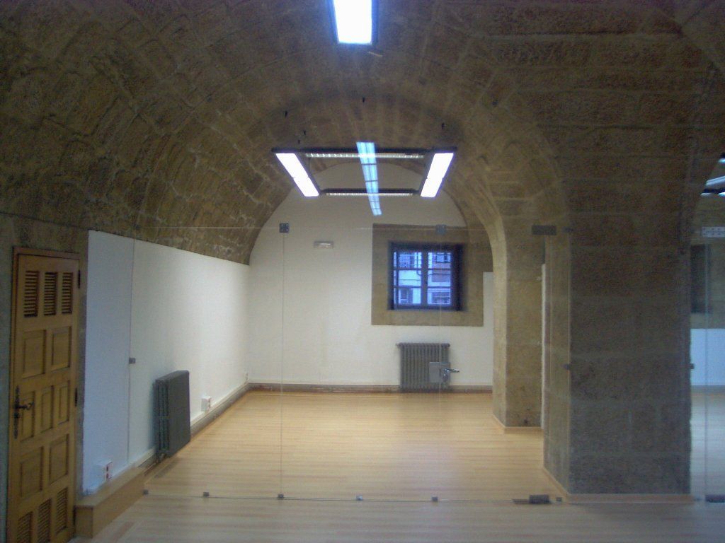 Una habitación vacía con una puerta de cristal y una ventana