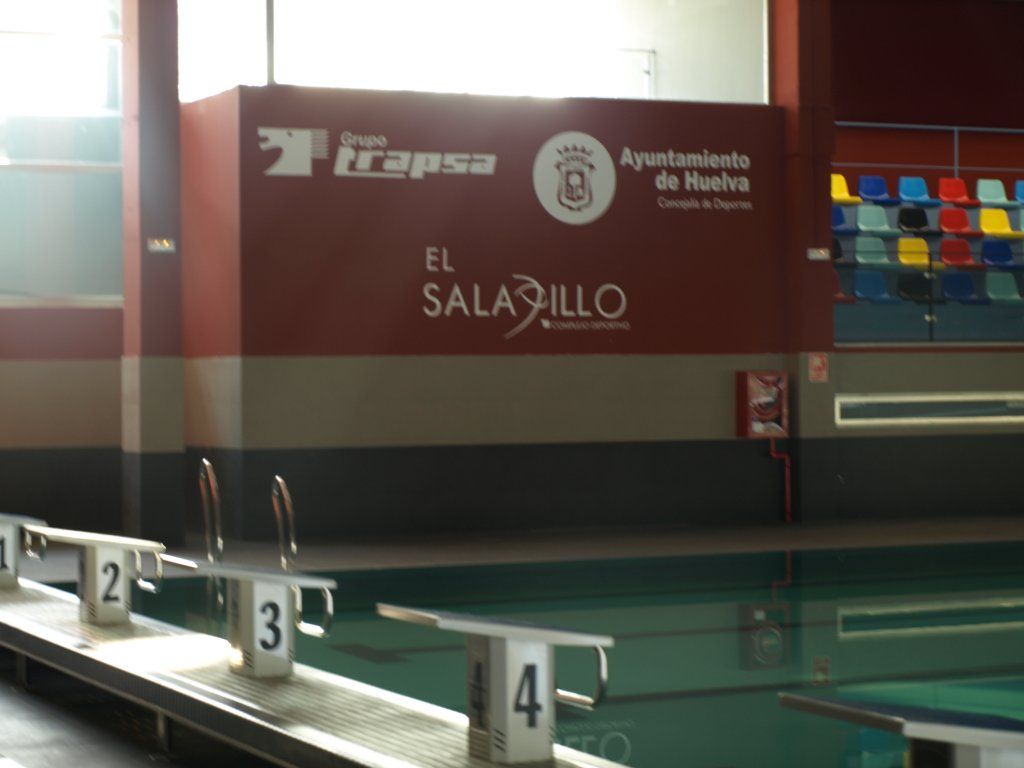 Una piscina con un cartel que dice el saladillo