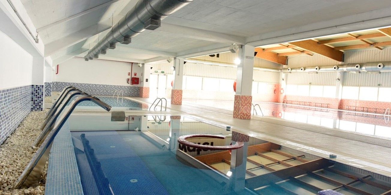 Una gran piscina cubierta con escaleras que conducen a ella.