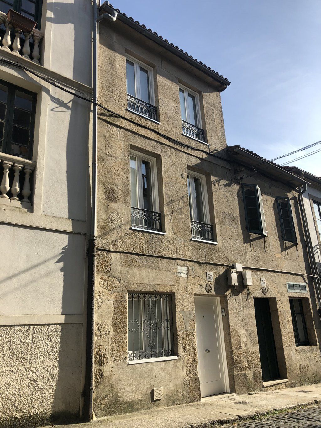 Un edificio con muchas ventanas y una puerta blanca.
