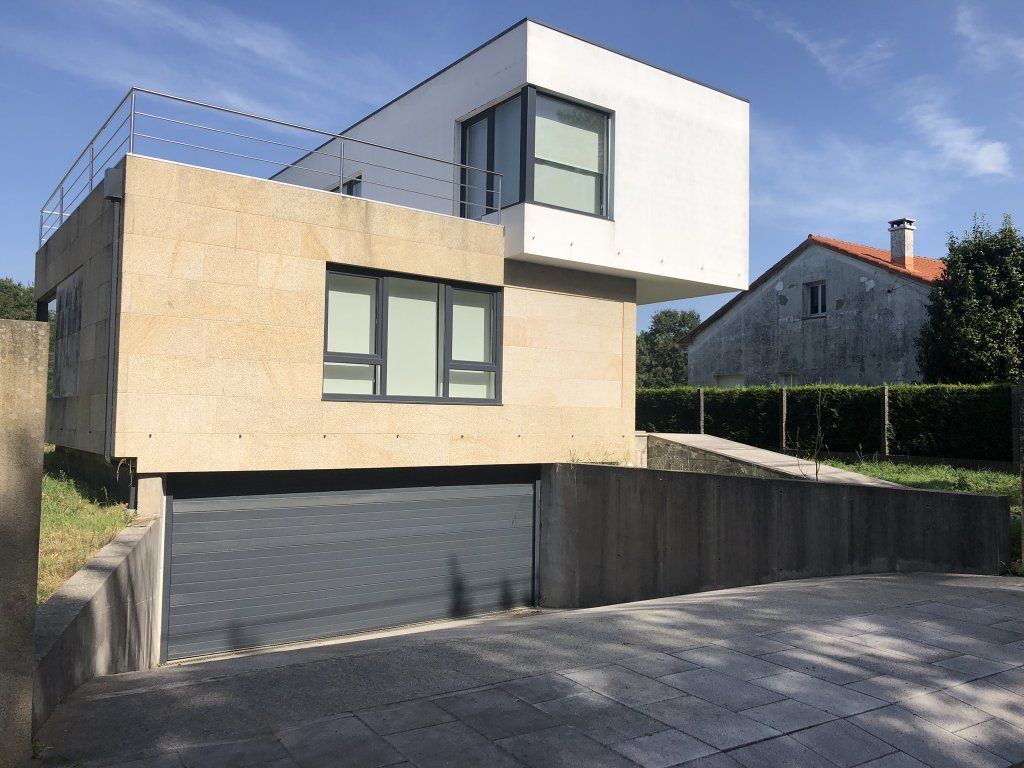 Una casa moderna con garaje debajo.