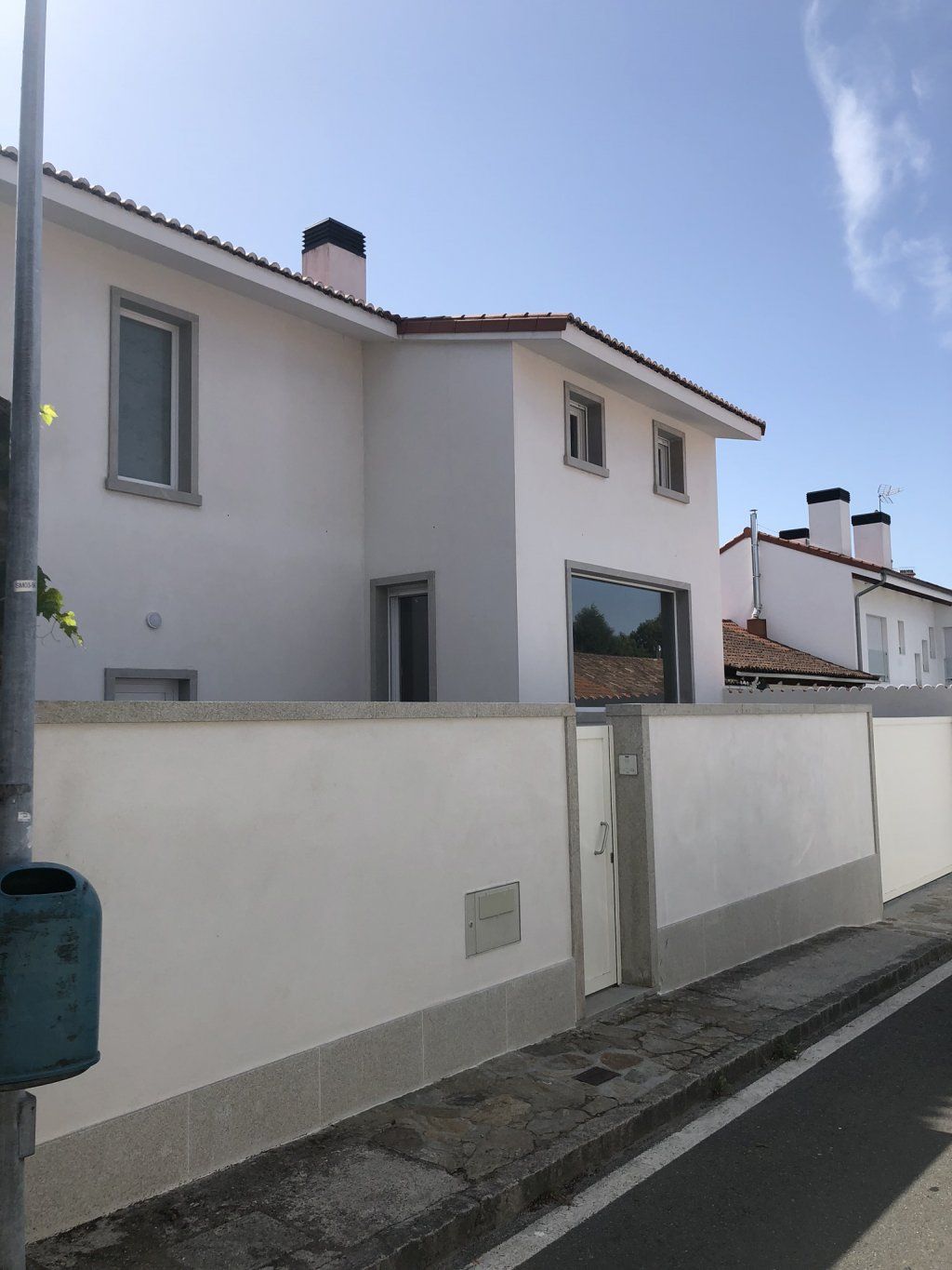 Una casa blanca con una valla delante