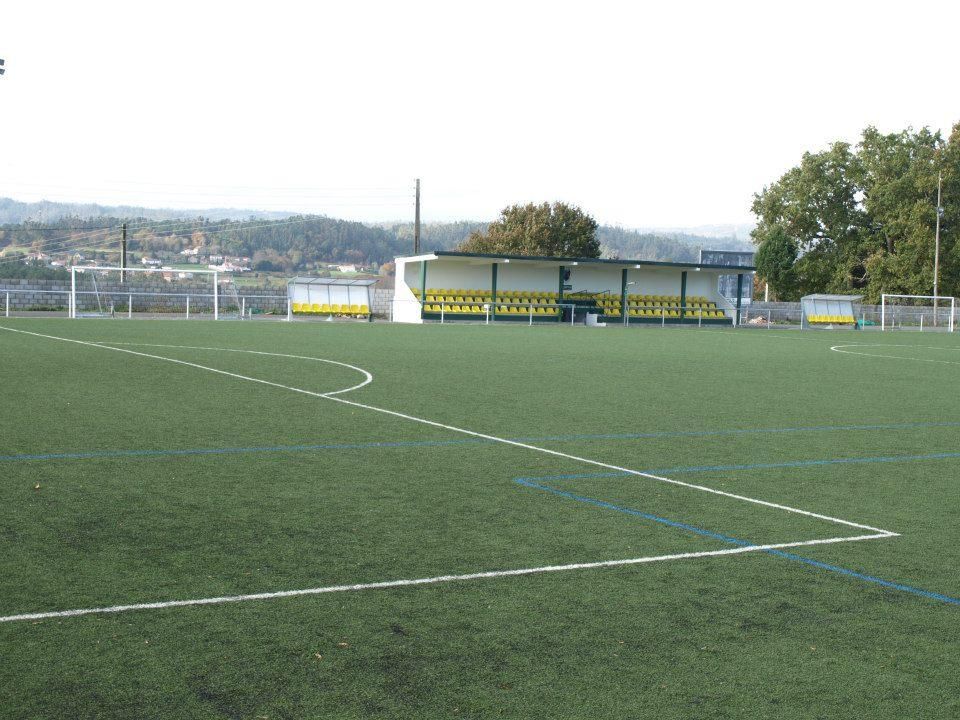 Un campo de fútbol con una grada al fondo