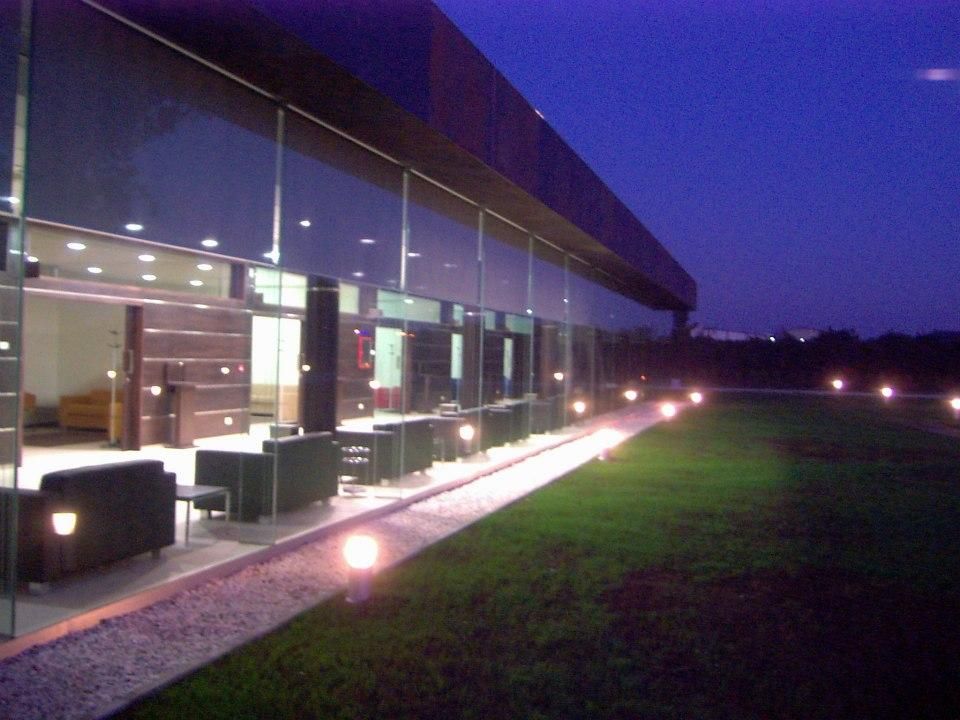 Un edificio con muchas ventanas está iluminado por la noche.