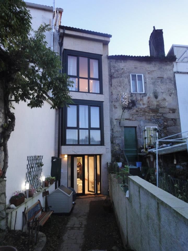 Un edificio muy alto con muchas ventanas