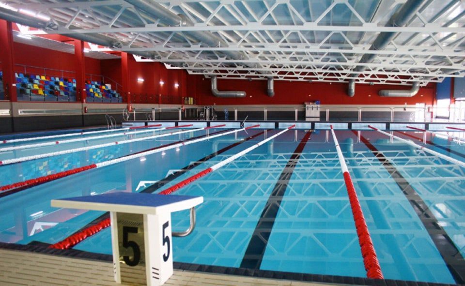 Una gran piscina cubierta con un bloque de salida con el número 5.