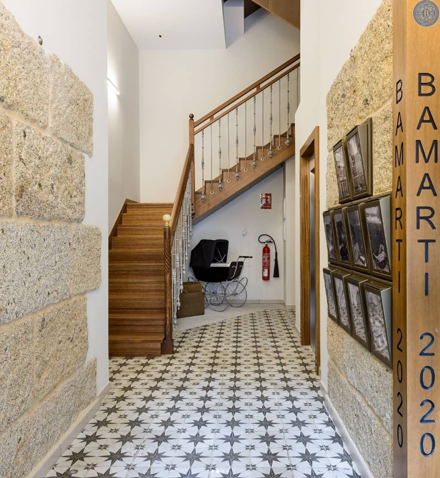 Un pasillo con escaleras y un cartel que dice Ba Marti.