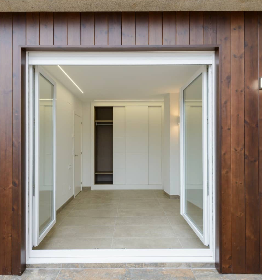 Una habitación vacía con una puerta corrediza de vidrio