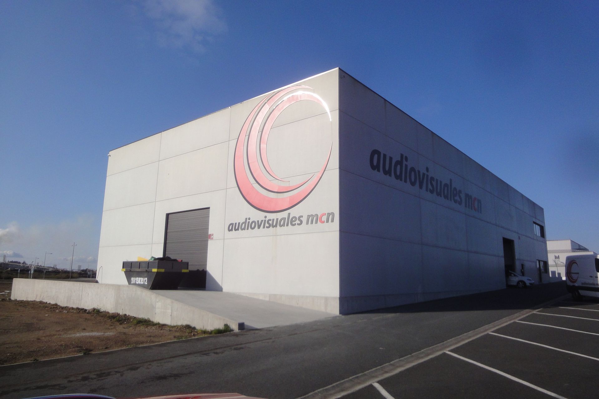 Un gran edificio blanco con la palabra audio escrita en él.