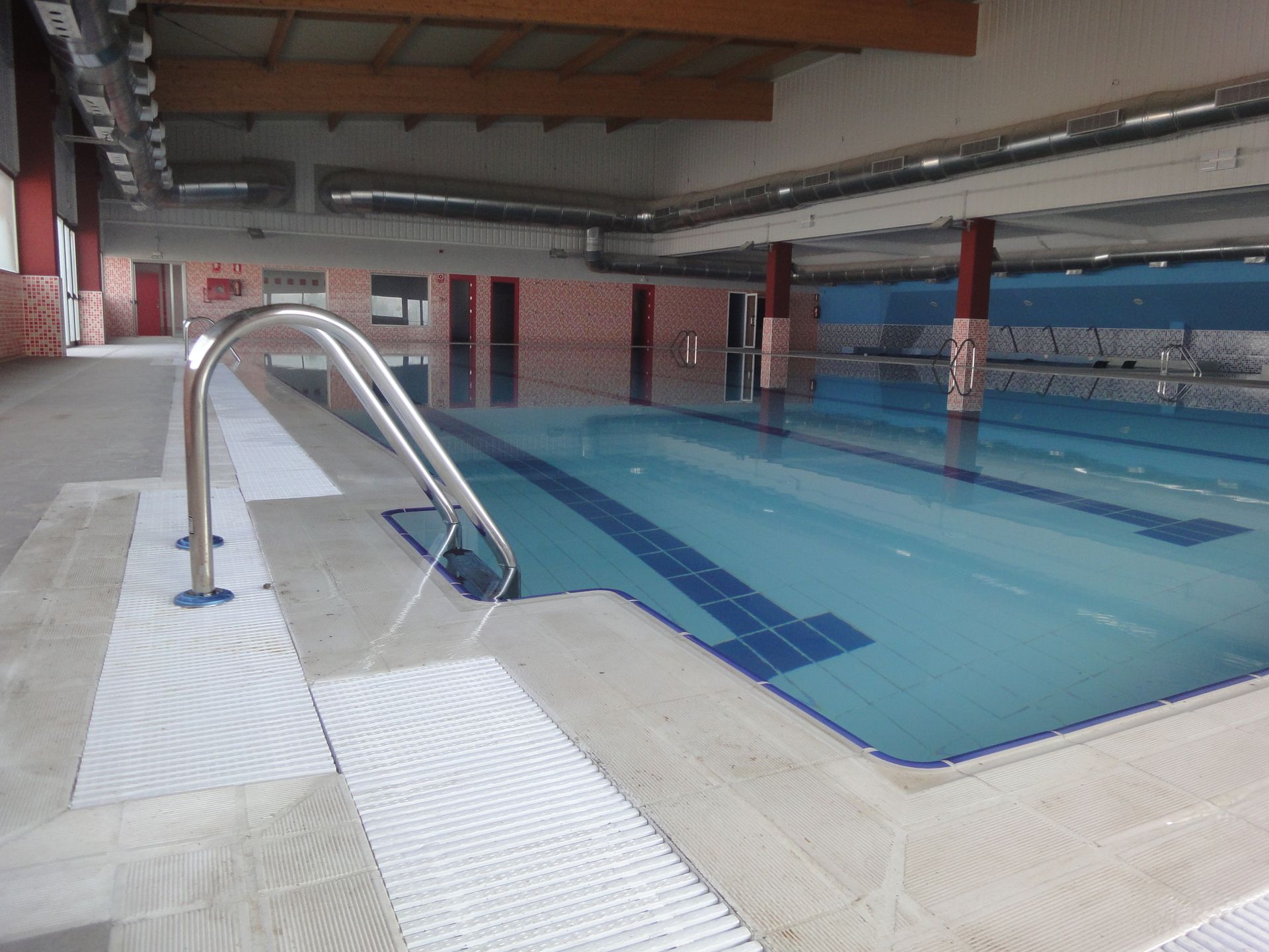 Una gran piscina cubierta con escaleras que conducen a ella.