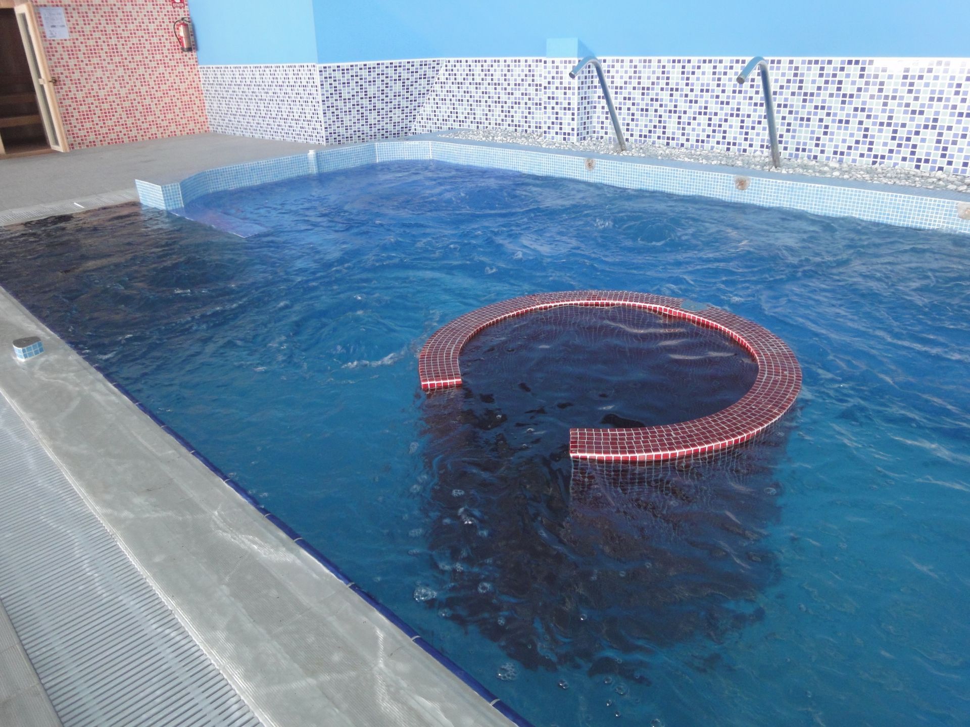 Una gran piscina con un objeto circular en el medio.