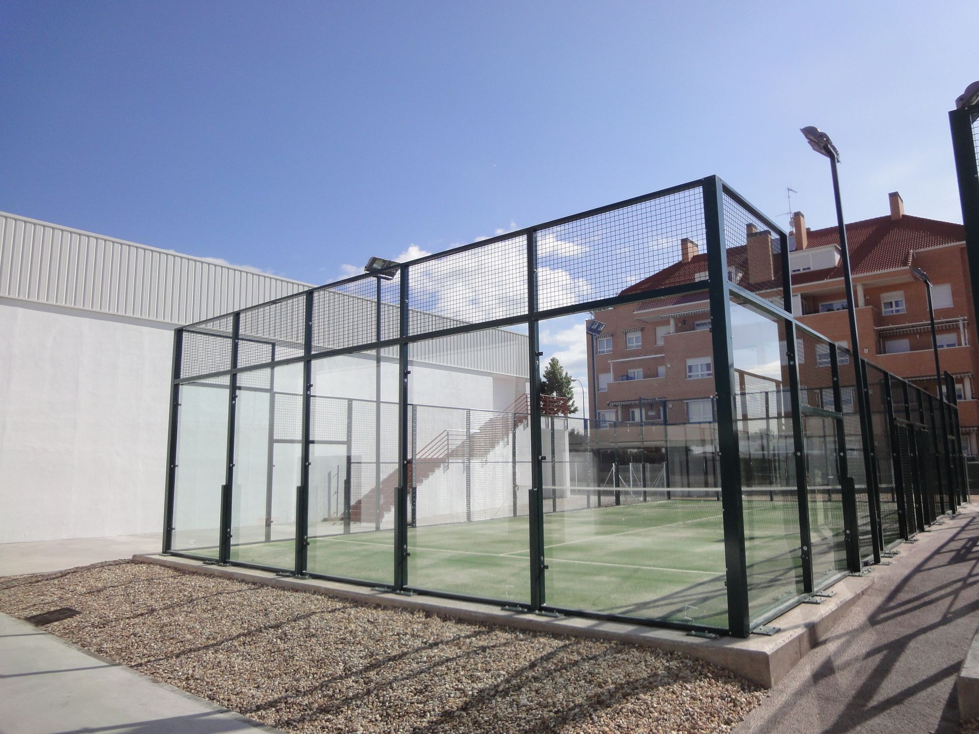 Una pista de pádel con una valla alrededor