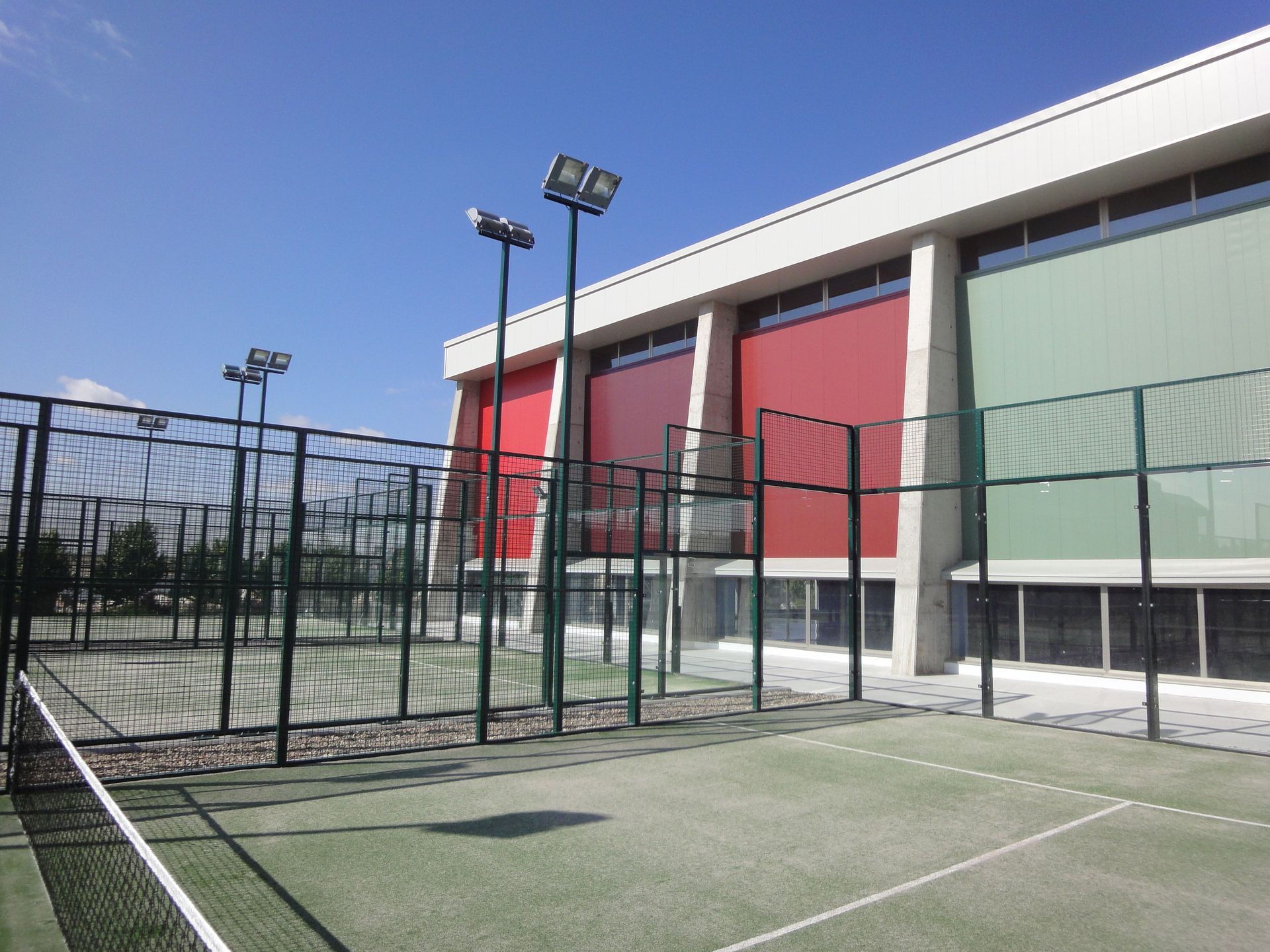 Una cancha de tenis frente a un gran edificio