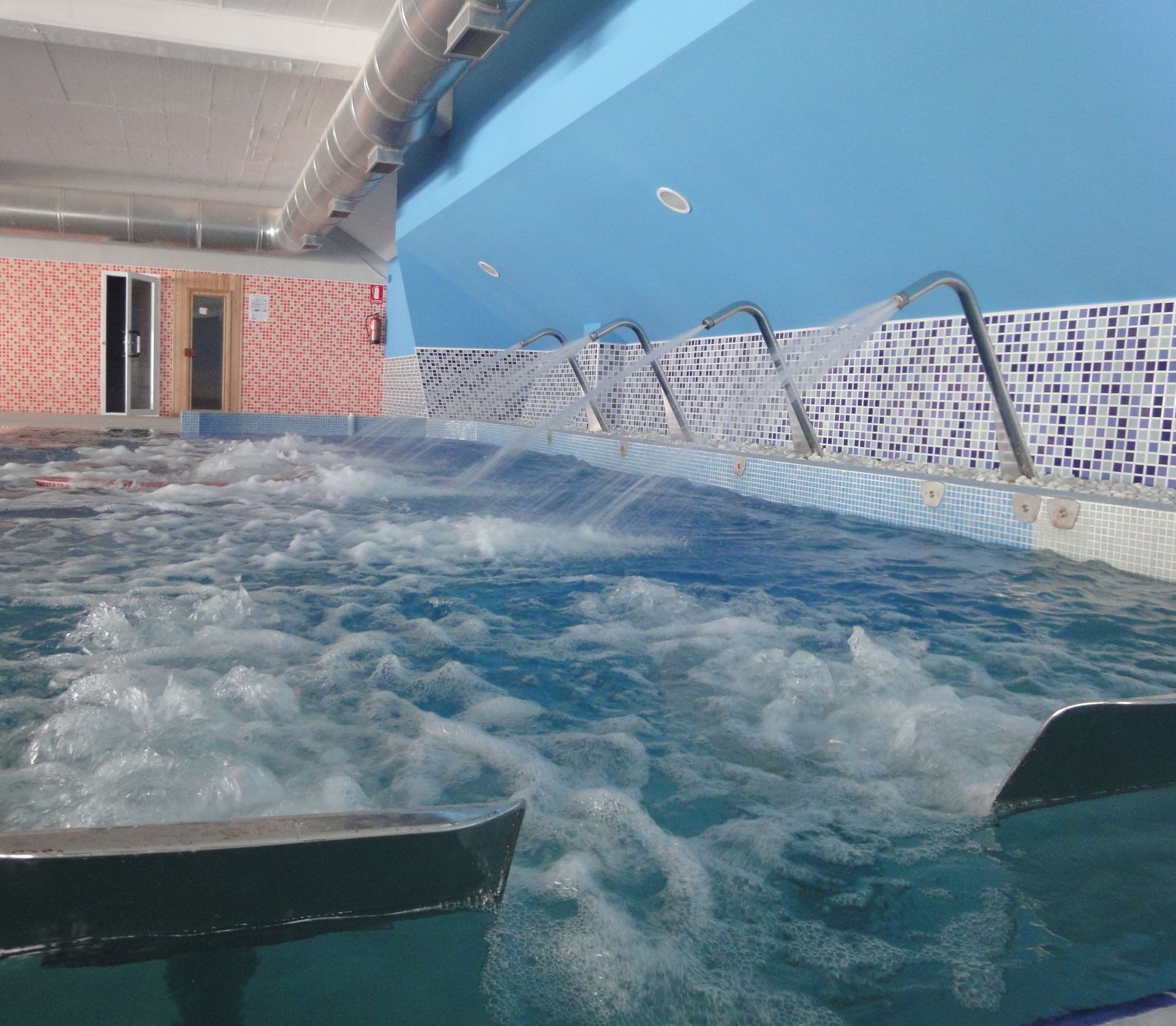 Una piscina con mucha agua saliendo de ella