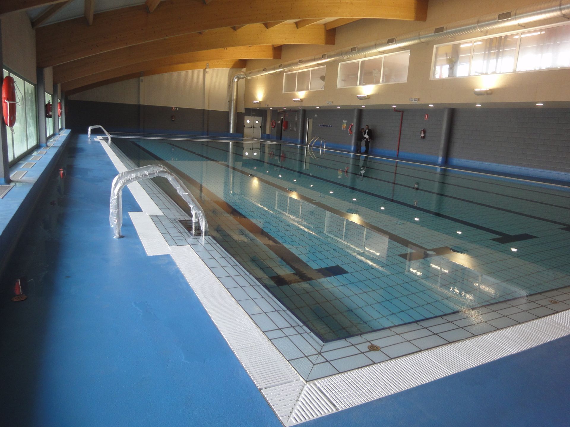 Una gran piscina cubierta con escaleras que conducen a ella.