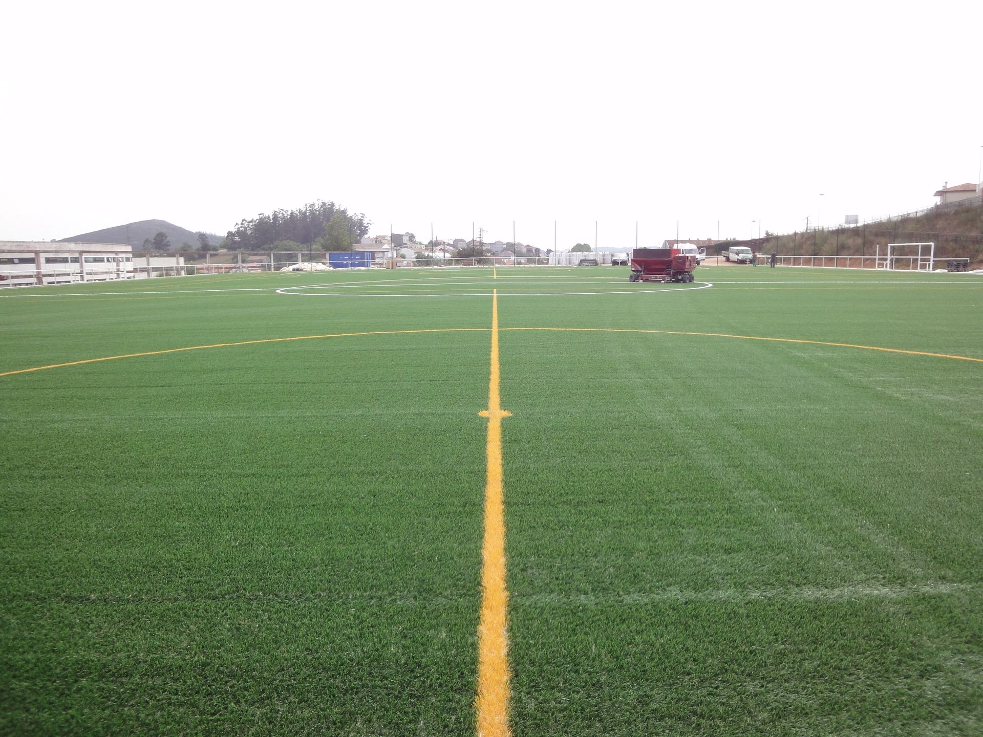 Un campo de fútbol con una línea amarilla en el medio.