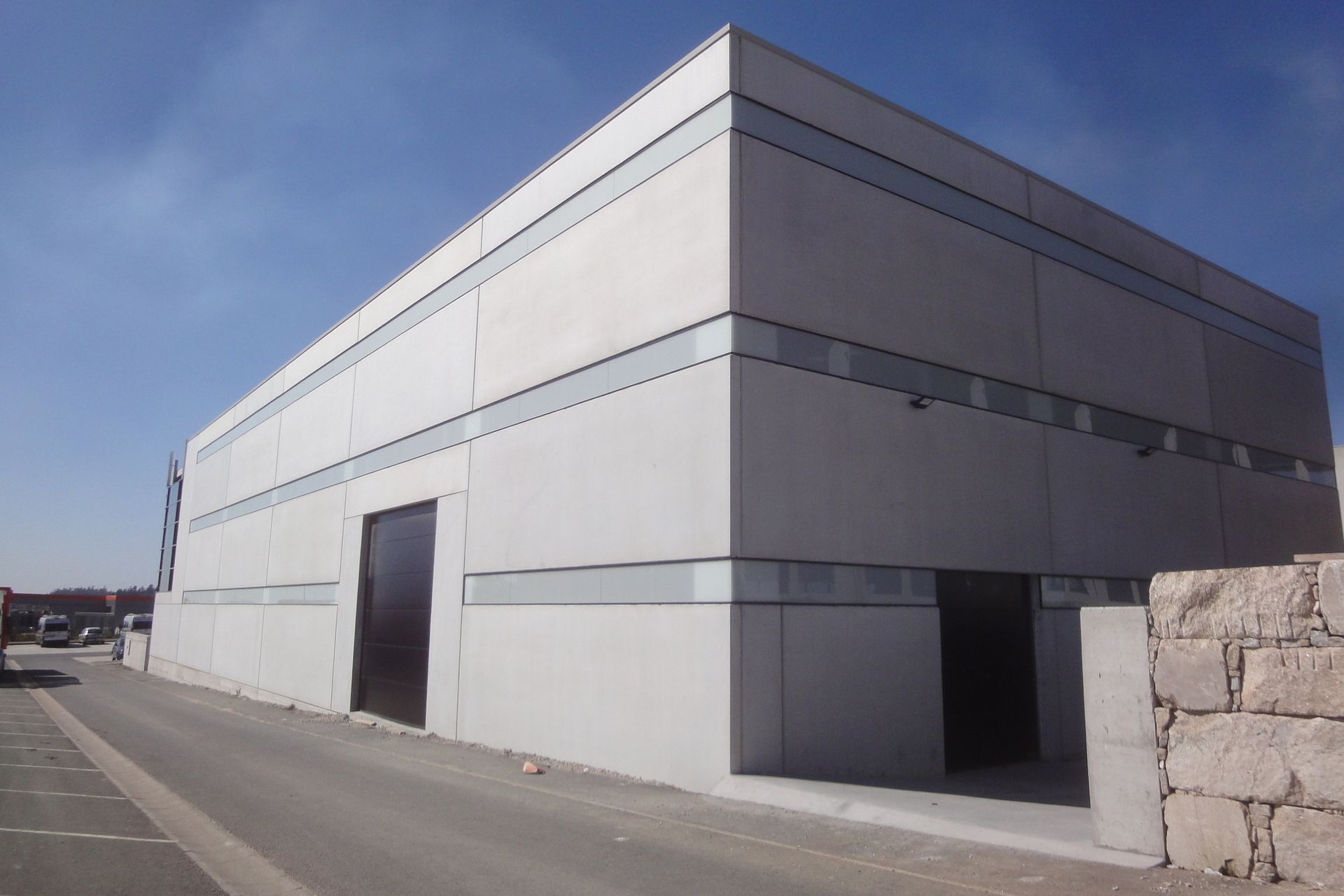 Un gran edificio blanco con un cielo azul al fondo.
