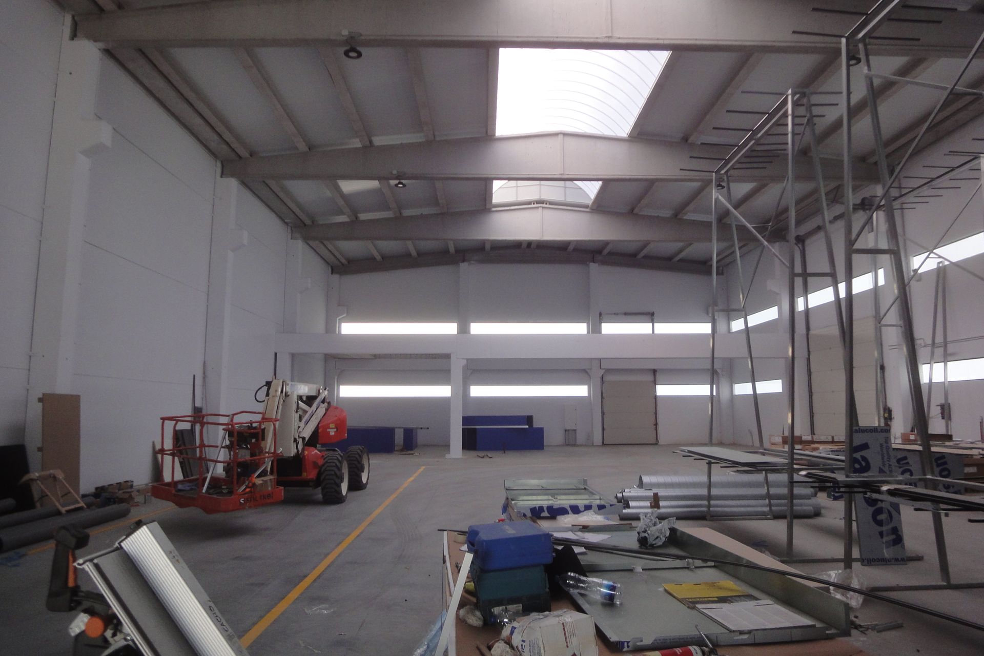 Un gran almacén vacío con un tragaluz en el techo.