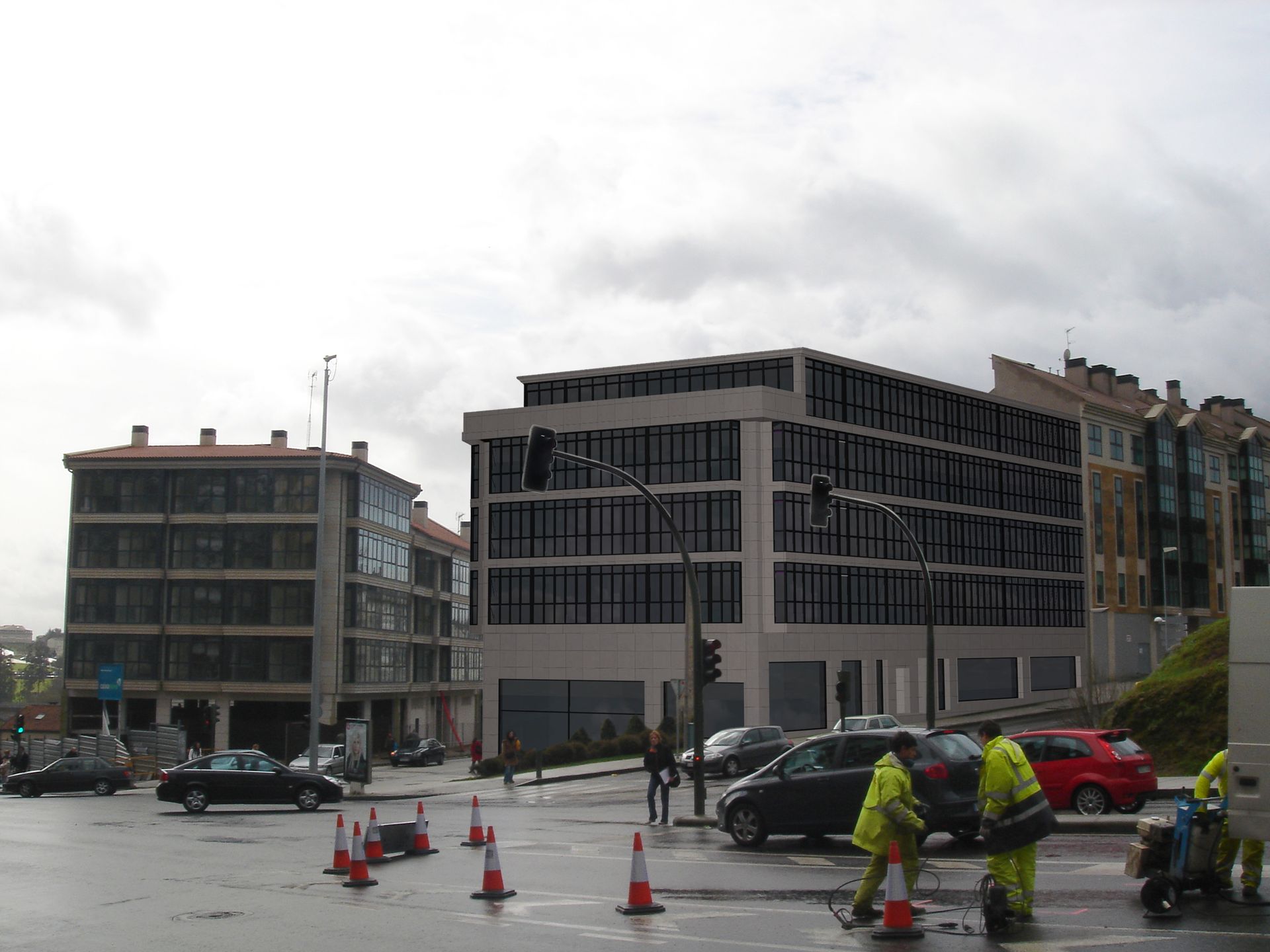 Una intersección muy transitada con un gran edificio al fondo.