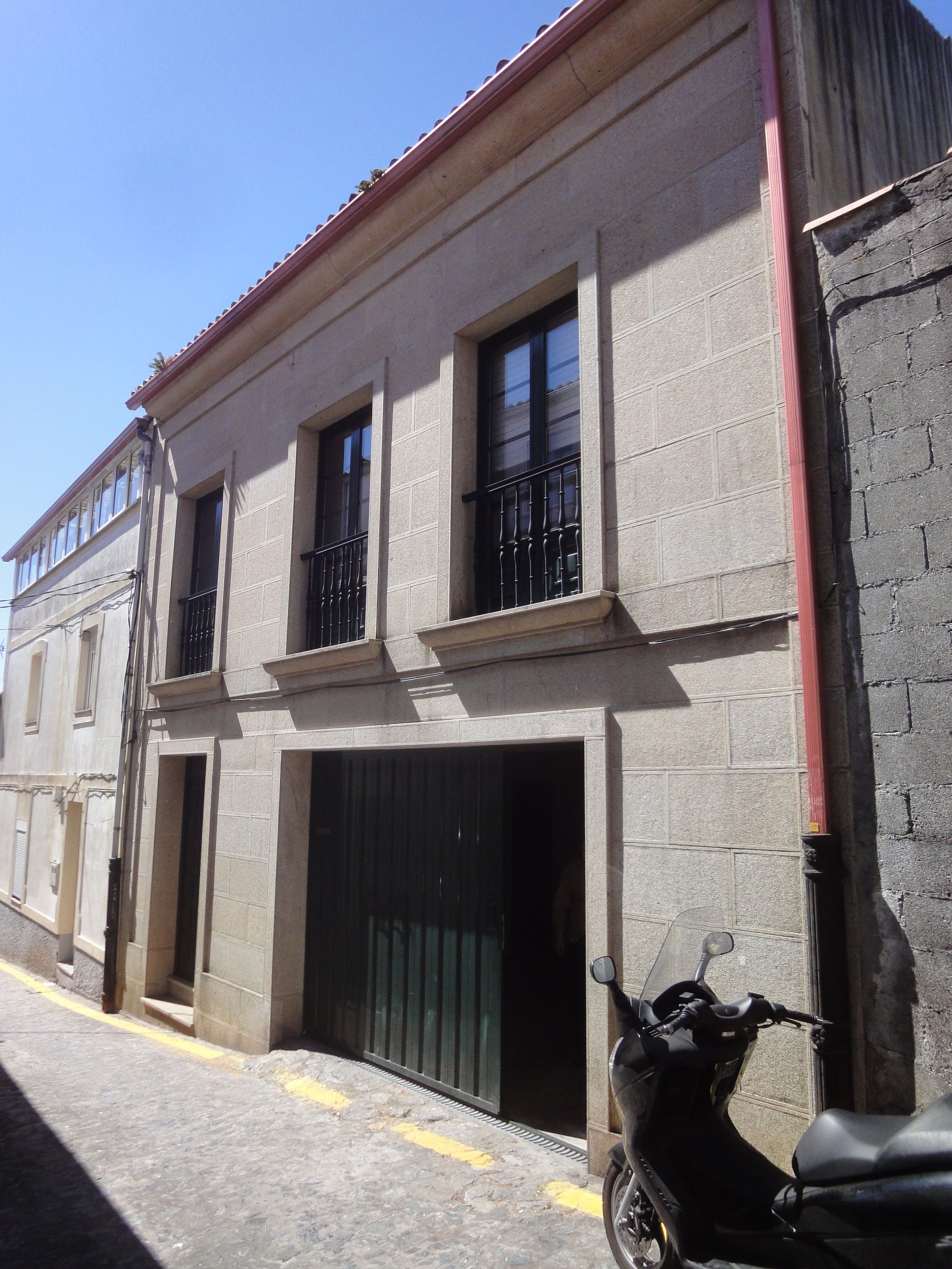 Un scooter está estacionado frente a un edificio