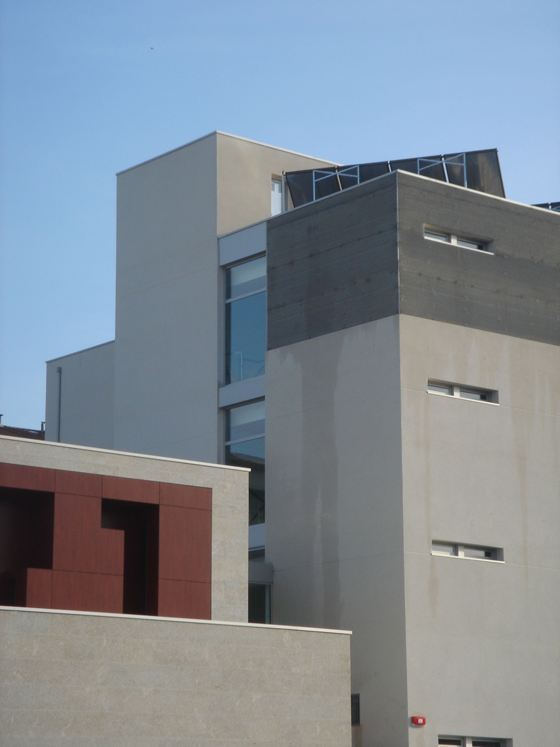 Un edificio con la letra t en el costado