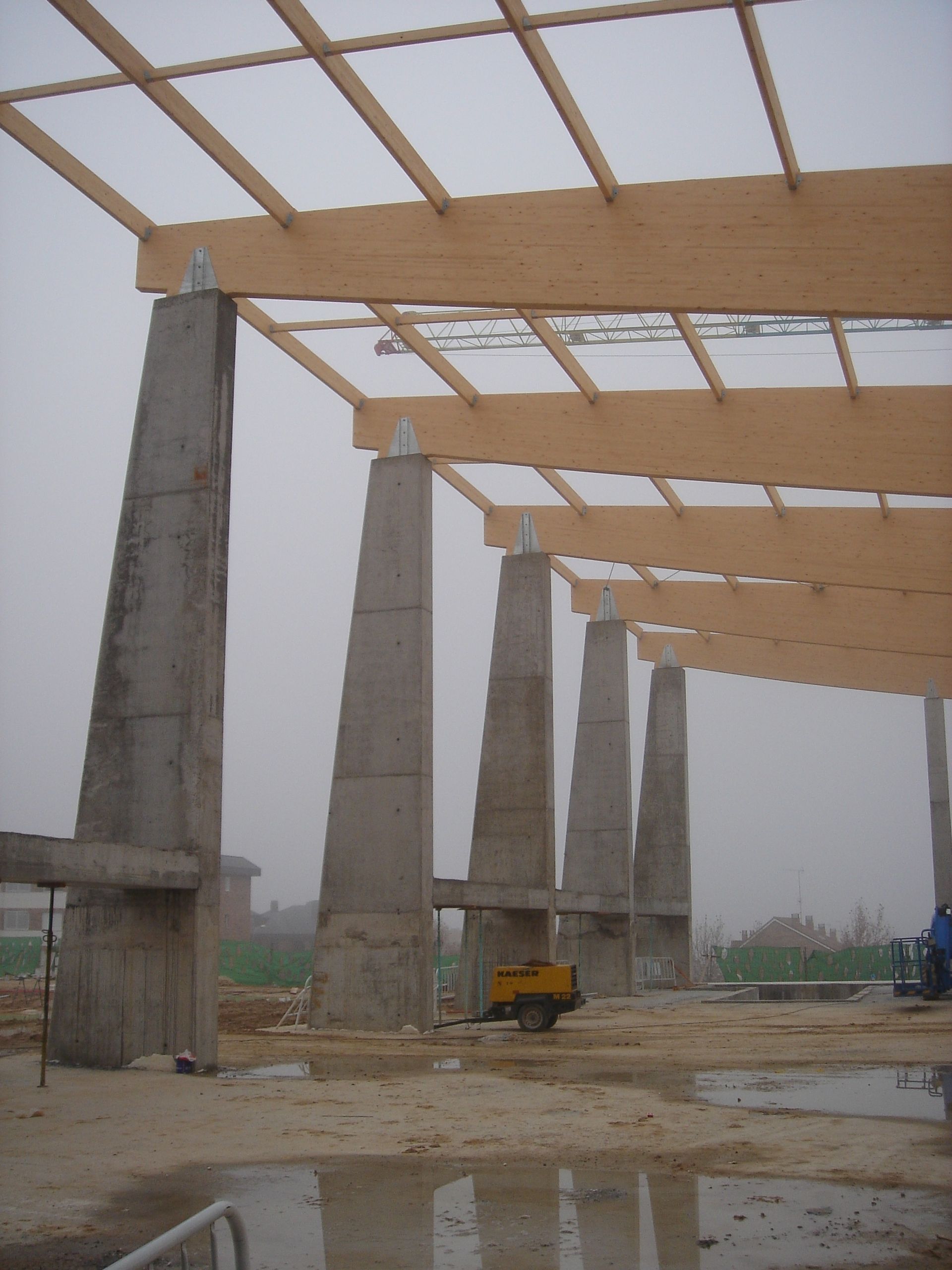 Un edificio en construcción con vigas y pilares de madera