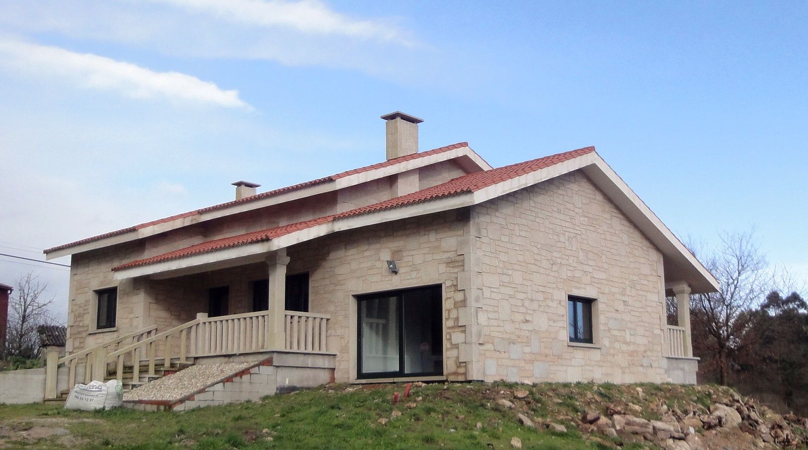 Una gran casa de ladrillo con techo de tejas rojas