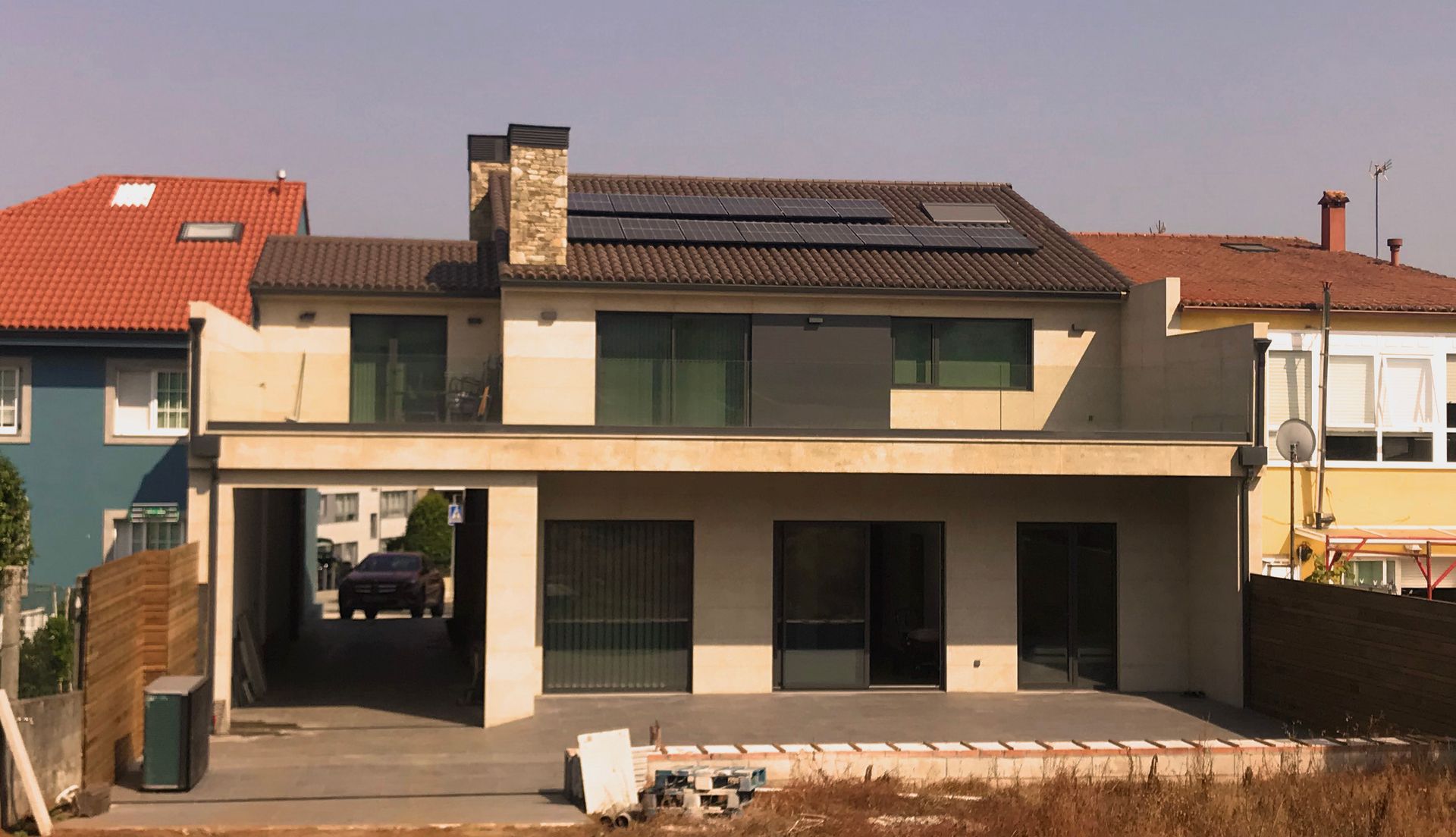 Una casa grande con paneles solares en el techo