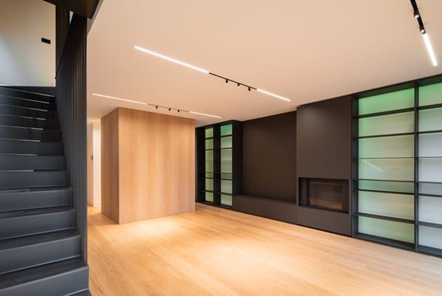 Una sala de estar con chimenea y escaleras que conducen a ella.