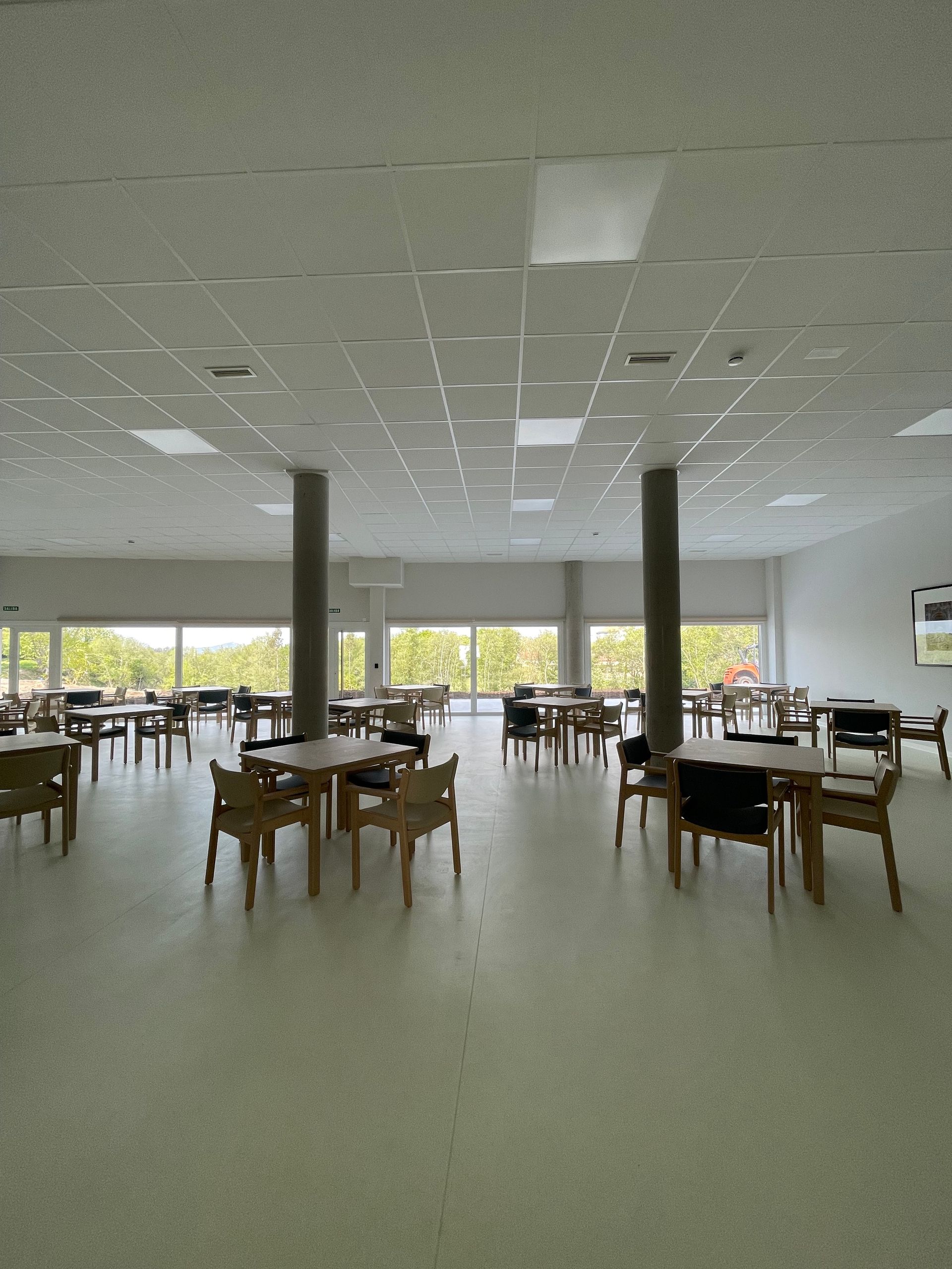 Una gran sala con mesas y sillas.